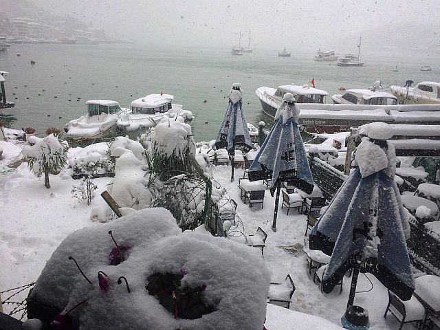 Maltempo Istanbul voli cancellati bloccati centinaia italiani