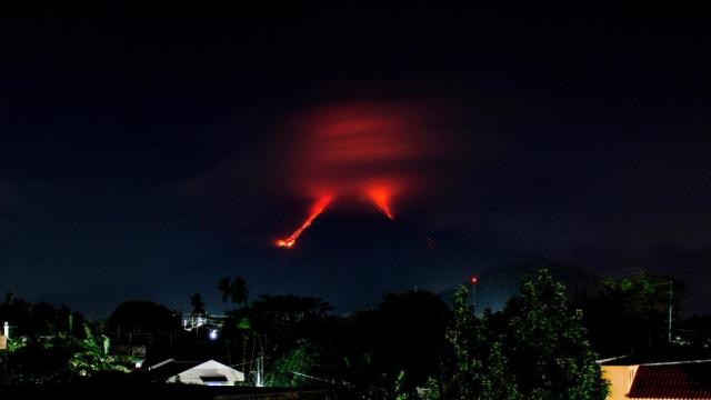 Il vulcano Mayon nelle Filipppine fa paura, 56 mila persone in fuga Il vulcano Mayon nelle Filipppine fa paura, 56 mila persone in fuga