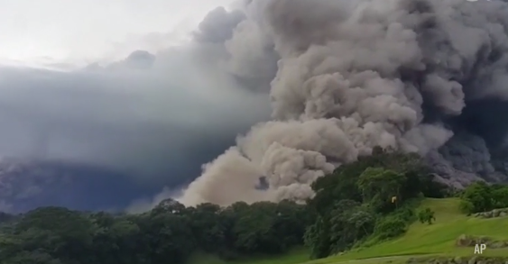 Violenta eruzione in Guatemala: le impressionanti immagini dal'alto
