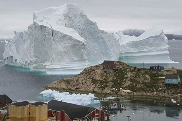 Groenlandia: iceberg si arena nei pressi di un villaggio Groenlandia: iceberg si arena nei pressi di un villaggio