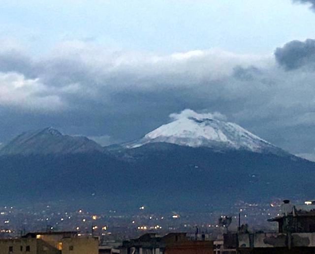 Vesuvio, si scatena la tempesta di neve: auto e turisti intrappolati a quota mille metri